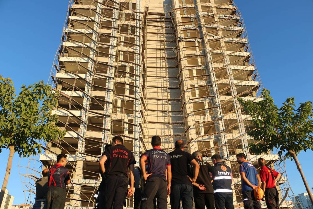 İnşaat iskelesi çöktü, işçiler iple hayata tutundu 4